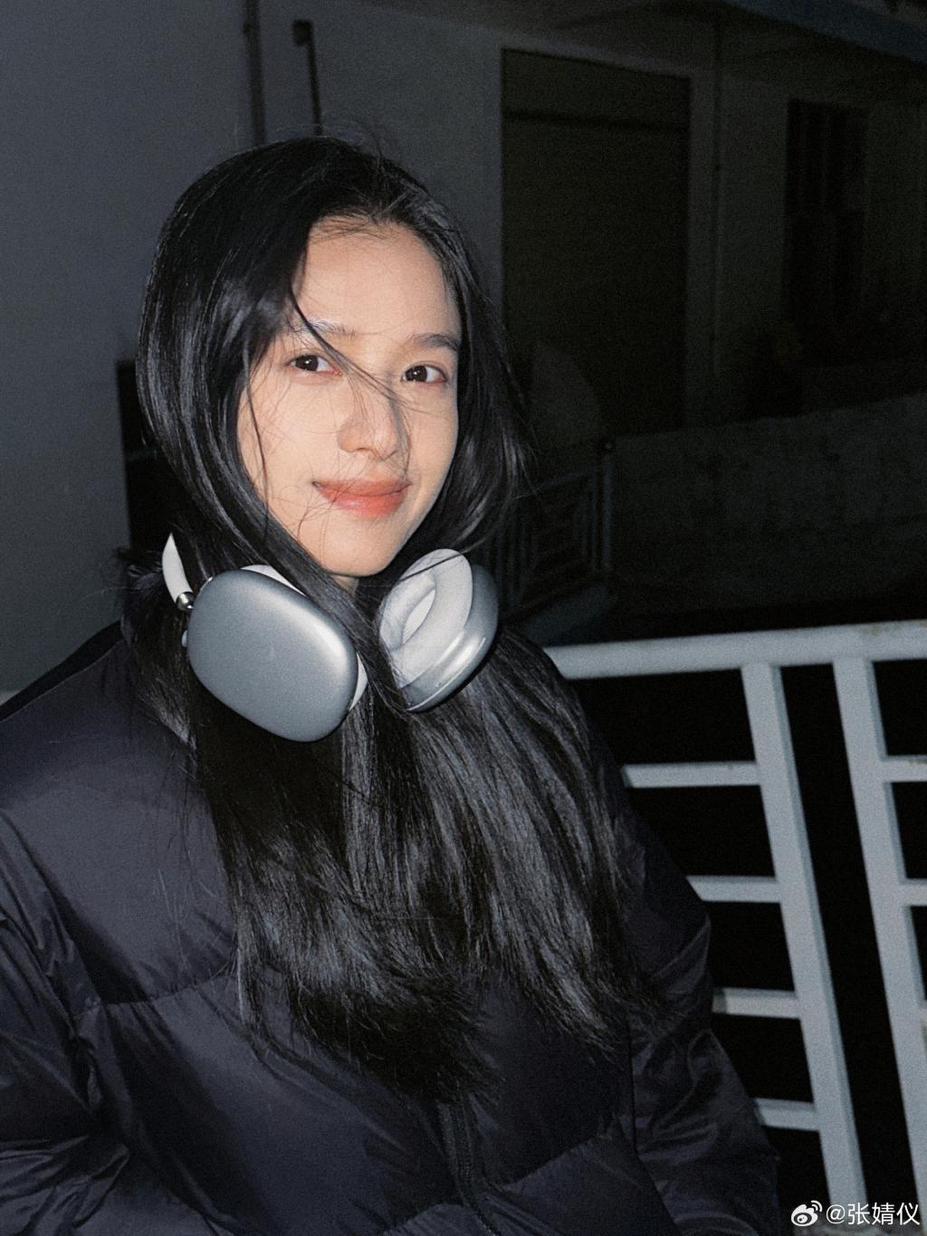 张婧仪大方秀素颜 裹羽绒服自带高级感