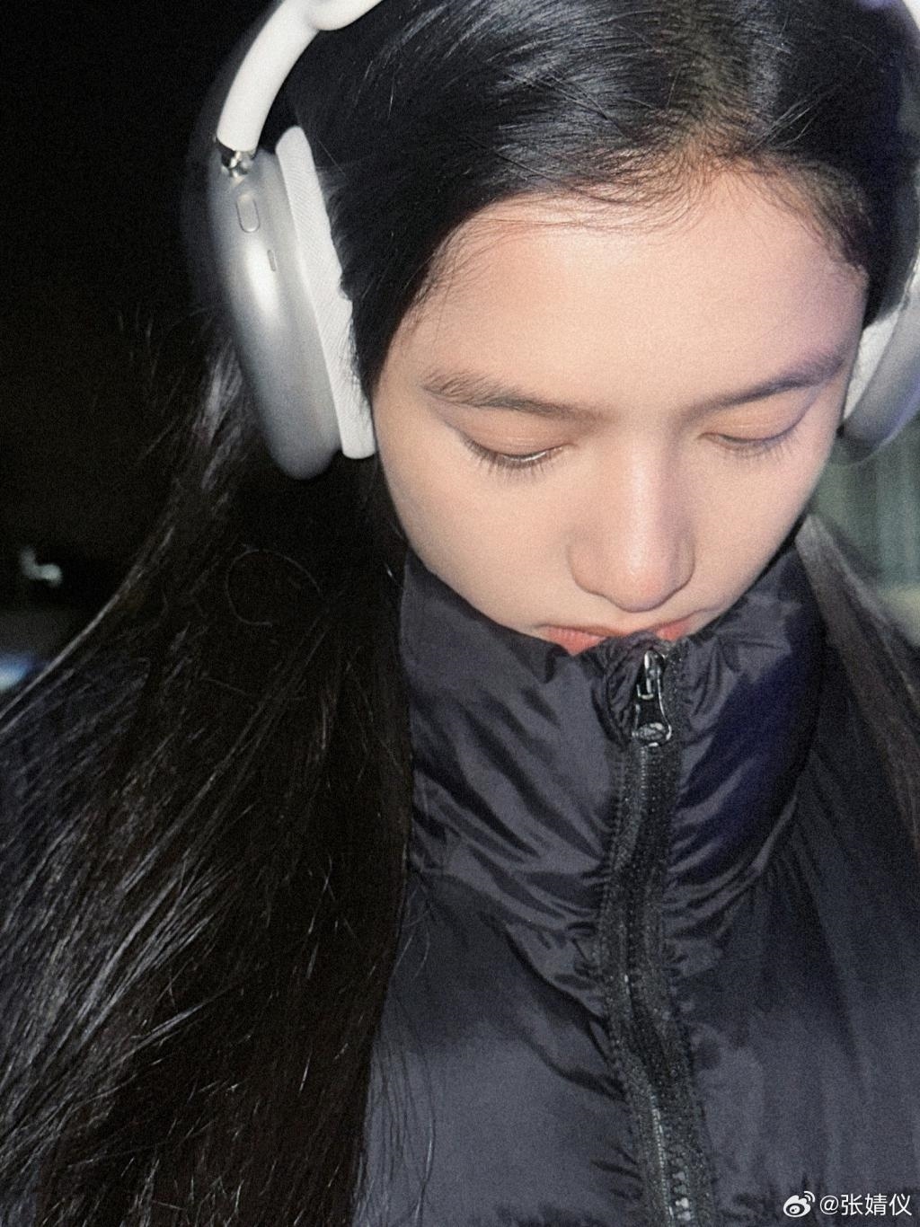 张婧仪大方秀素颜 裹羽绒服自带高级感