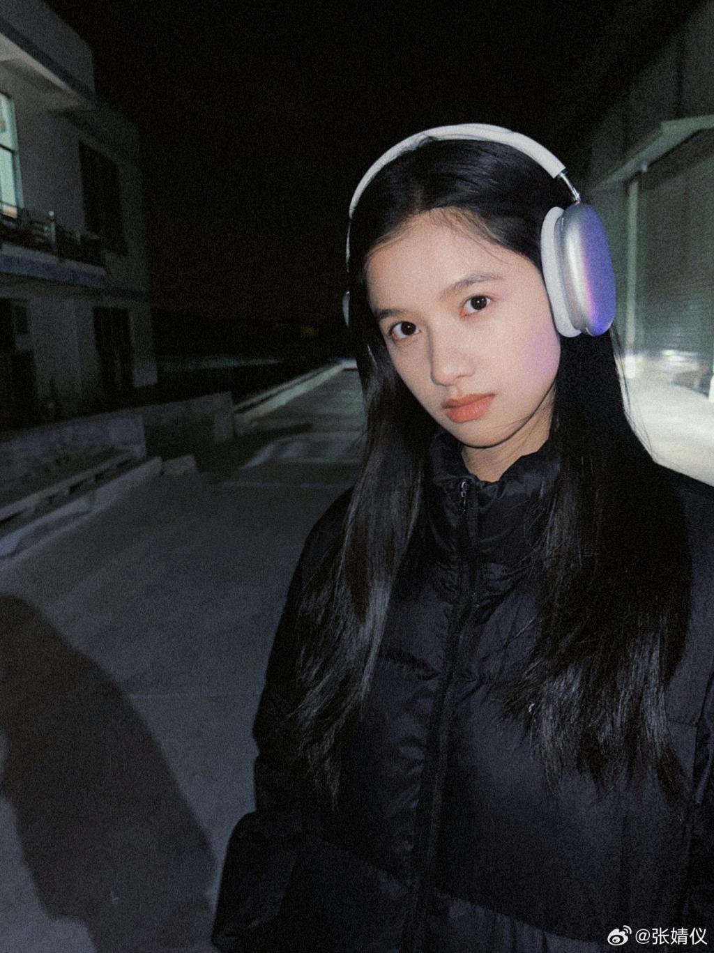 张婧仪大方秀素颜 裹羽绒服自带高级感