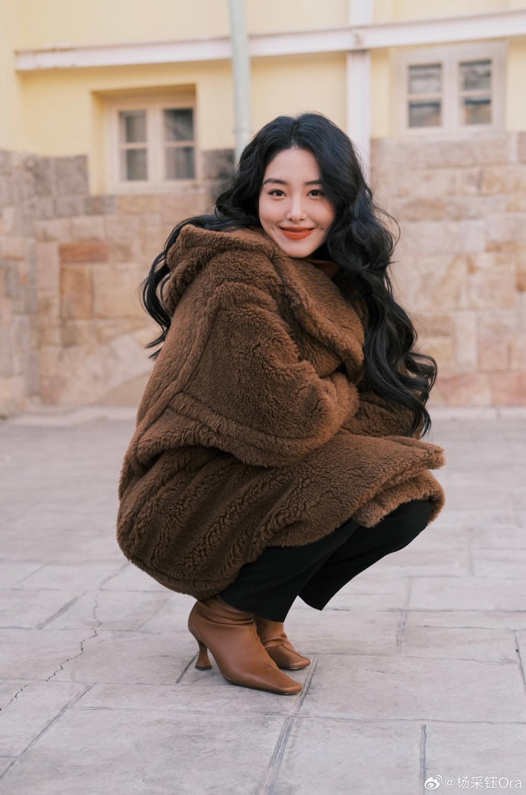 杨采钰卷发造型妩媚迷人 甜笑露可爱梨涡