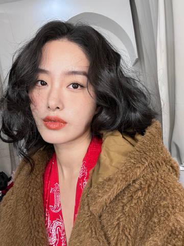 杨采钰卷发造型妩媚迷人 甜笑露可爱梨涡