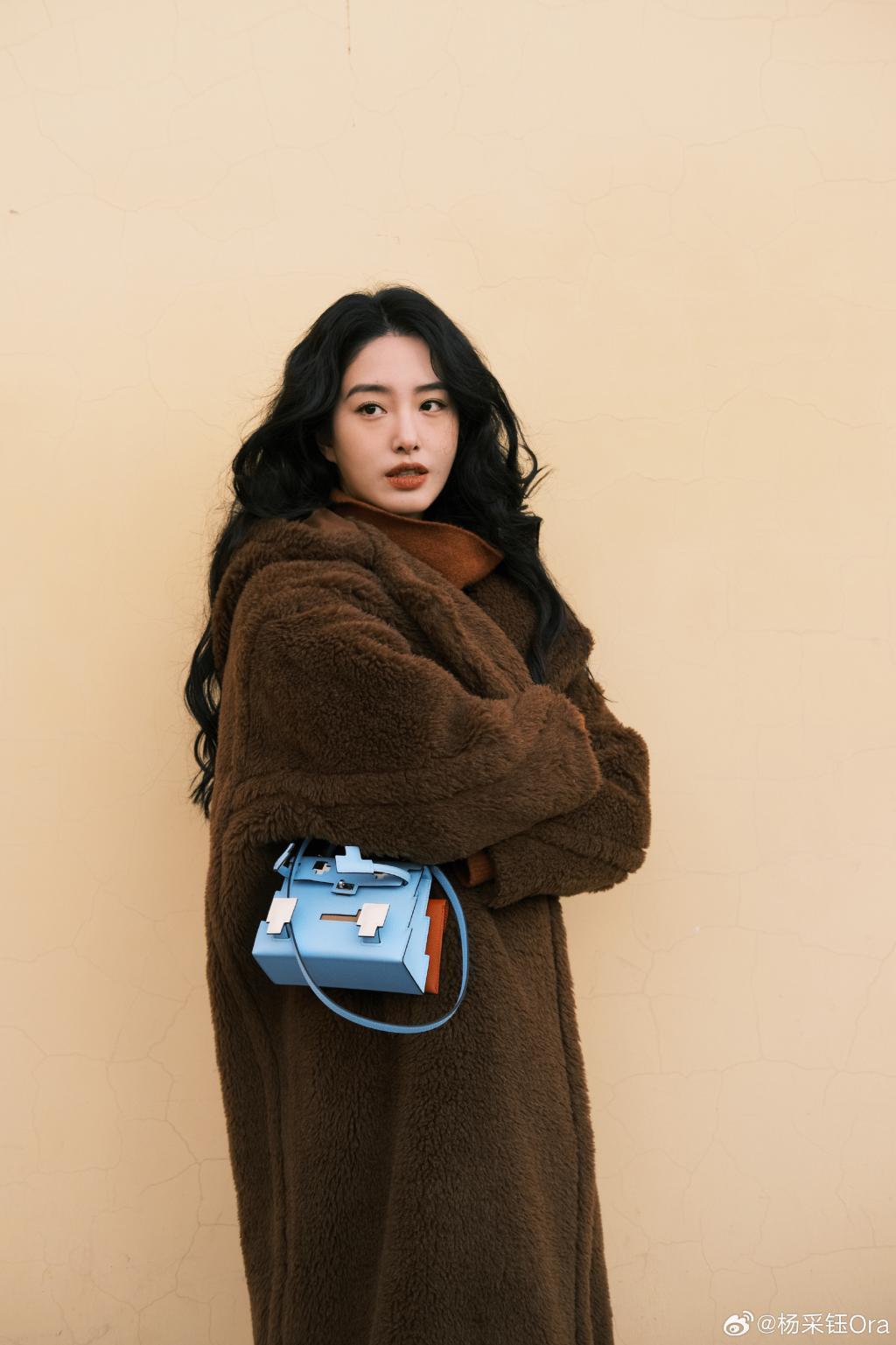 杨采钰卷发造型妩媚迷人 甜笑露可爱梨涡