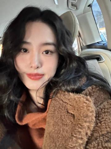 杨采钰卷发造型妩媚迷人 甜笑露可爱梨涡