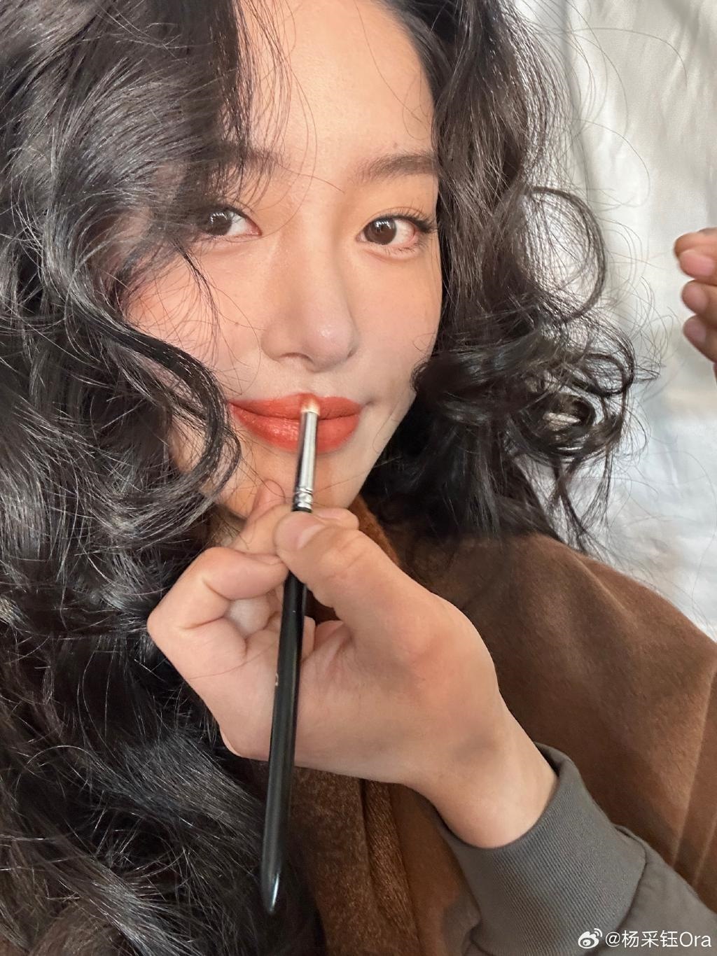 杨采钰卷发造型妩媚迷人 甜笑露可爱梨涡