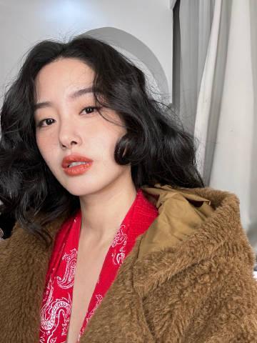 杨采钰卷发造型妩媚迷人 甜笑露可爱梨涡