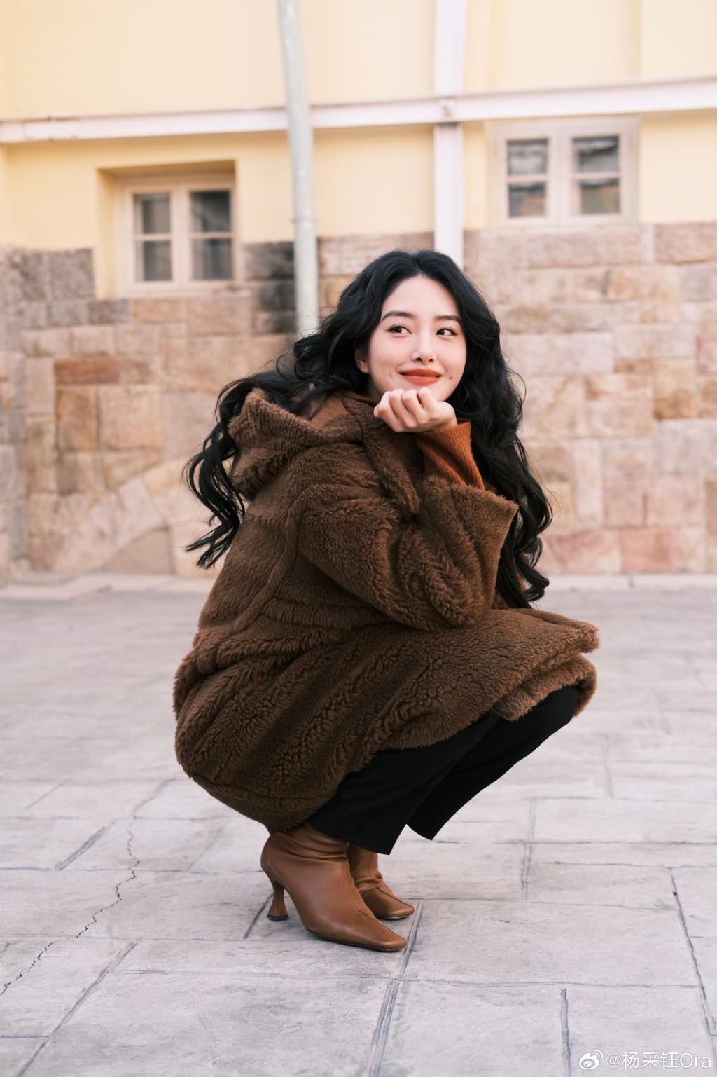 杨采钰卷发造型妩媚迷人 甜笑露可爱梨涡