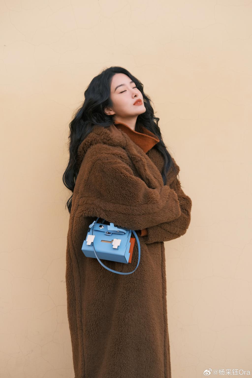 杨采钰卷发造型妩媚迷人 甜笑露可爱梨涡