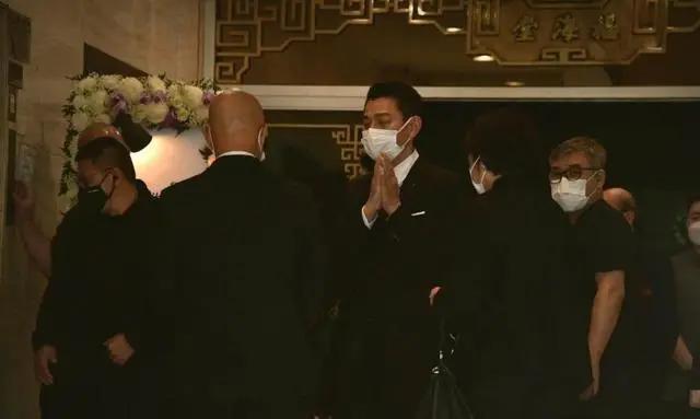 刘德华11岁女儿现身爷爷灵堂，卷发穿黑裙，获保镖护体