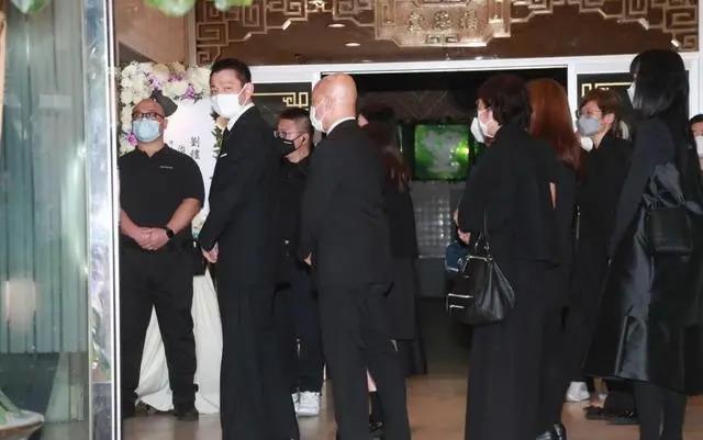 刘德华11岁女儿现身爷爷灵堂，卷发穿黑裙，获保镖护体
