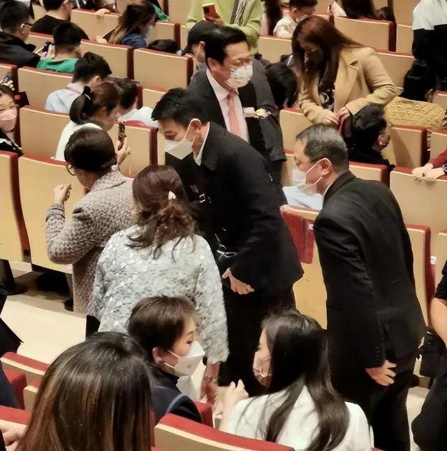 刘德华11岁女儿现身爷爷灵堂，卷发穿黑裙，获保镖护体