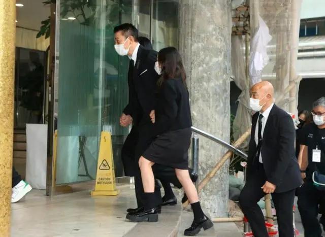 刘德华11岁女儿现身爷爷灵堂，卷发穿黑裙，获保镖护体