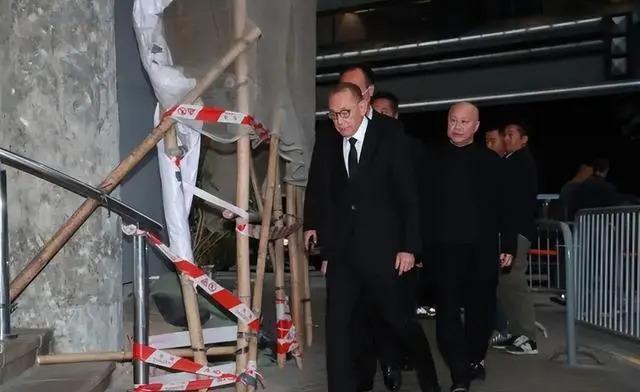 刘德华11岁女儿现身爷爷灵堂，卷发穿黑裙，获保镖护体