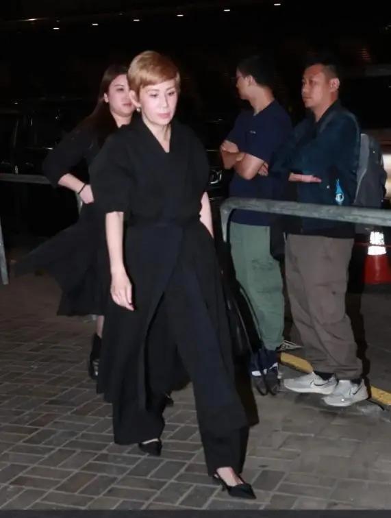 刘德华11岁女儿现身爷爷灵堂，卷发穿黑裙，获保镖护体