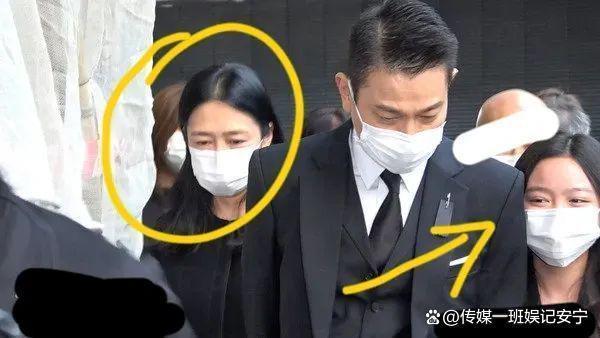 刘德华11岁女儿现身爷爷葬礼，卷发长腿被护身后