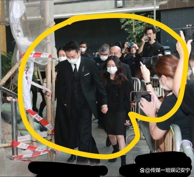 刘德华11岁女儿现身爷爷葬礼，卷发长腿被护身后