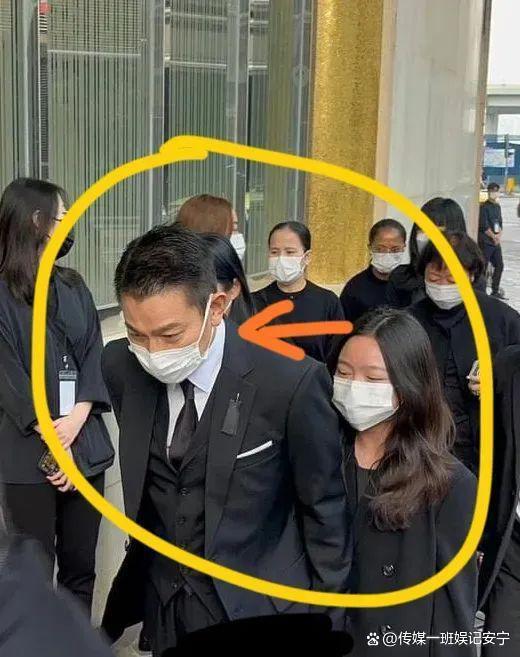 刘德华11岁女儿现身爷爷葬礼，卷发长腿被护身后