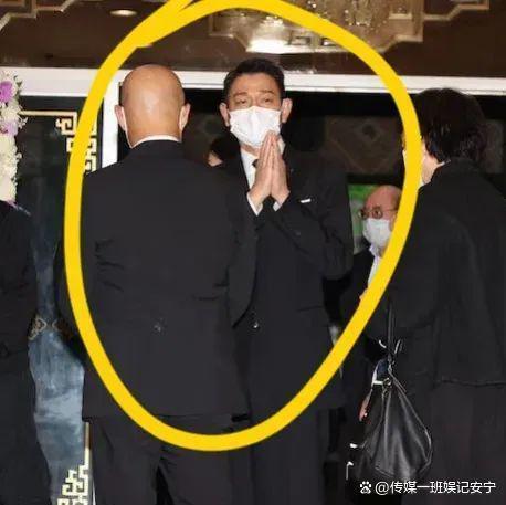 刘德华11岁女儿现身爷爷葬礼，卷发长腿被护身后