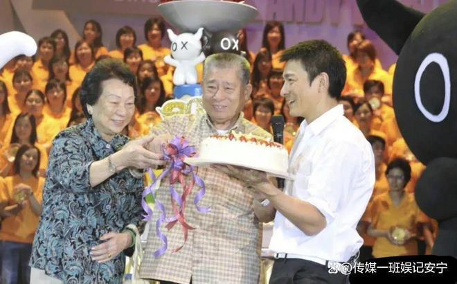 刘德华11岁女儿现身爷爷葬礼，卷发长腿被护身后