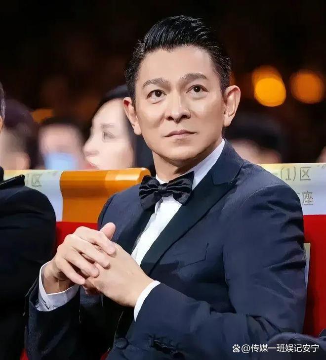 刘德华11岁女儿现身爷爷葬礼，卷发长腿被护身后
