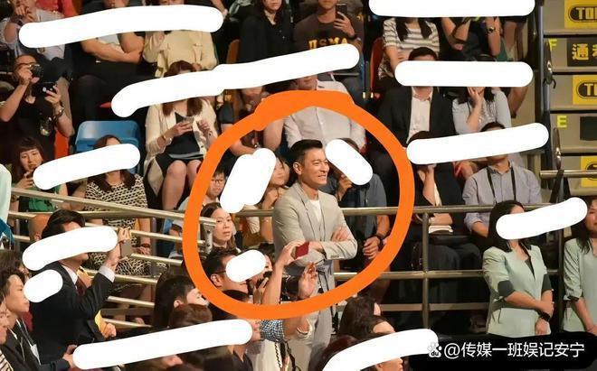 刘德华11岁女儿现身爷爷葬礼，卷发长腿被护身后