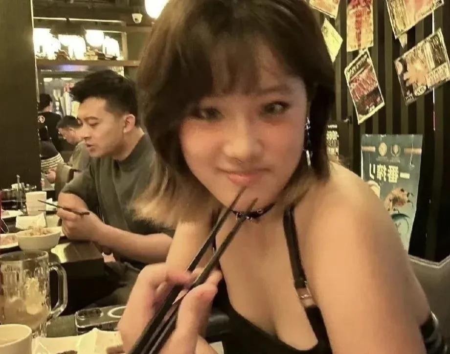 贾静雯大女儿街头辣舞，穿鼻环露出舌钉，网友：太奔放！