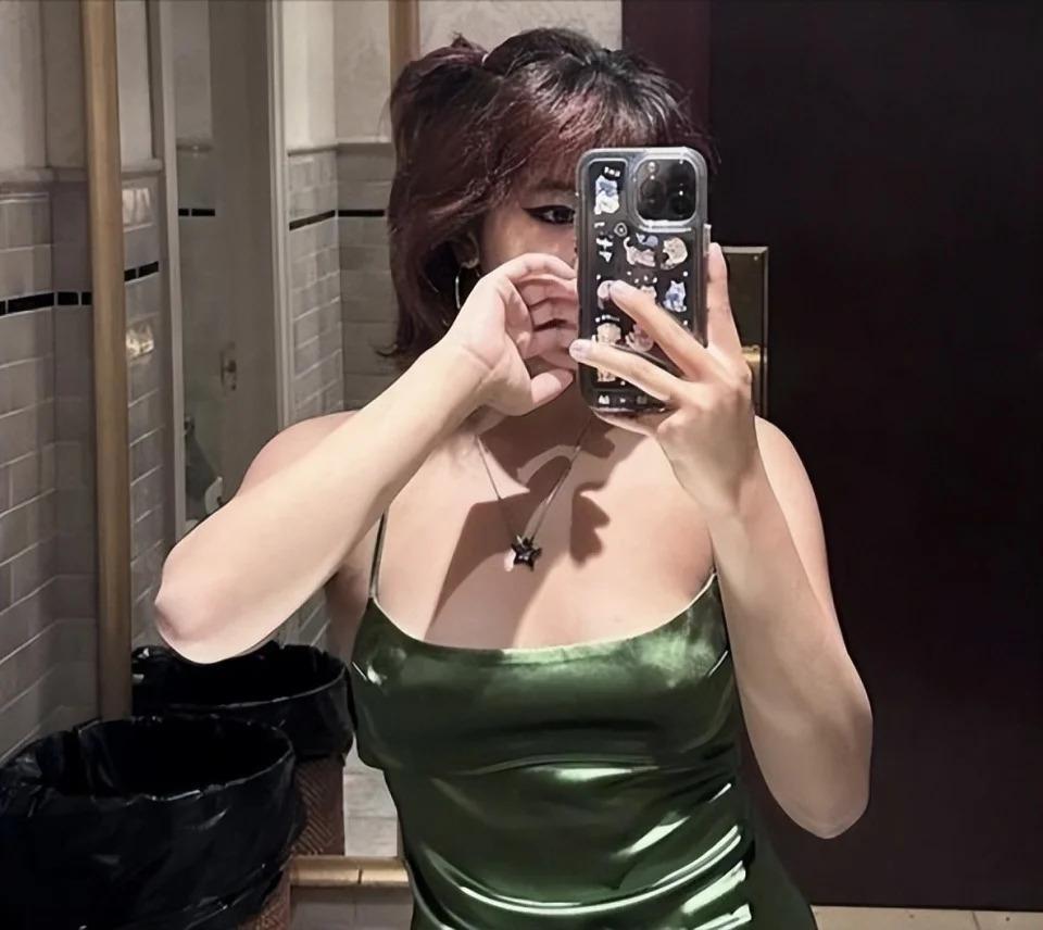 贾静雯大女儿街头辣舞，穿鼻环露出舌钉，网友：太奔放！