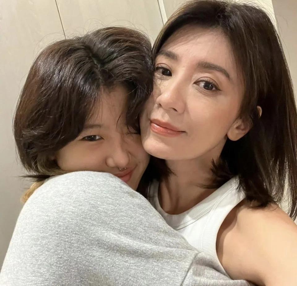 贾静雯大女儿街头辣舞，穿鼻环露出舌钉，网友：太奔放！