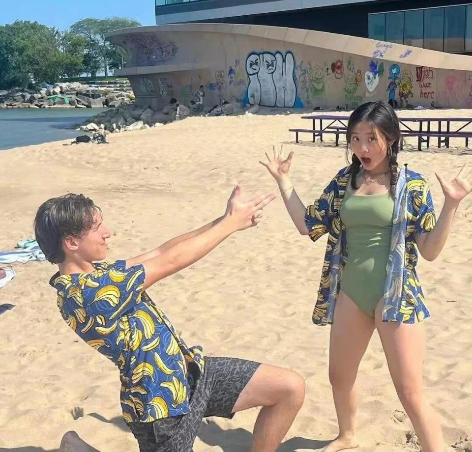 贾静雯大女儿街头辣舞，穿鼻环露出舌钉，网友：太奔放！