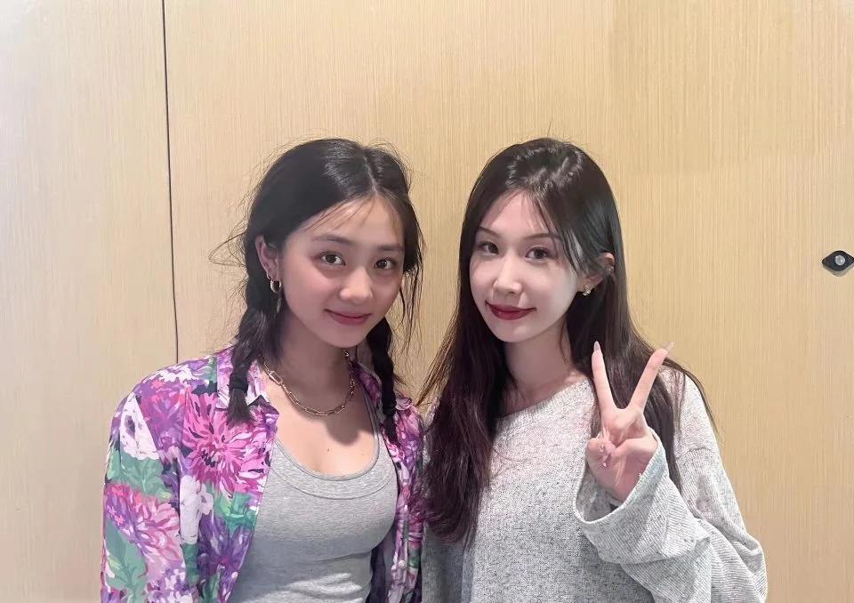 贾静雯大女儿街头辣舞，穿鼻环露出舌钉，网友：太奔放！