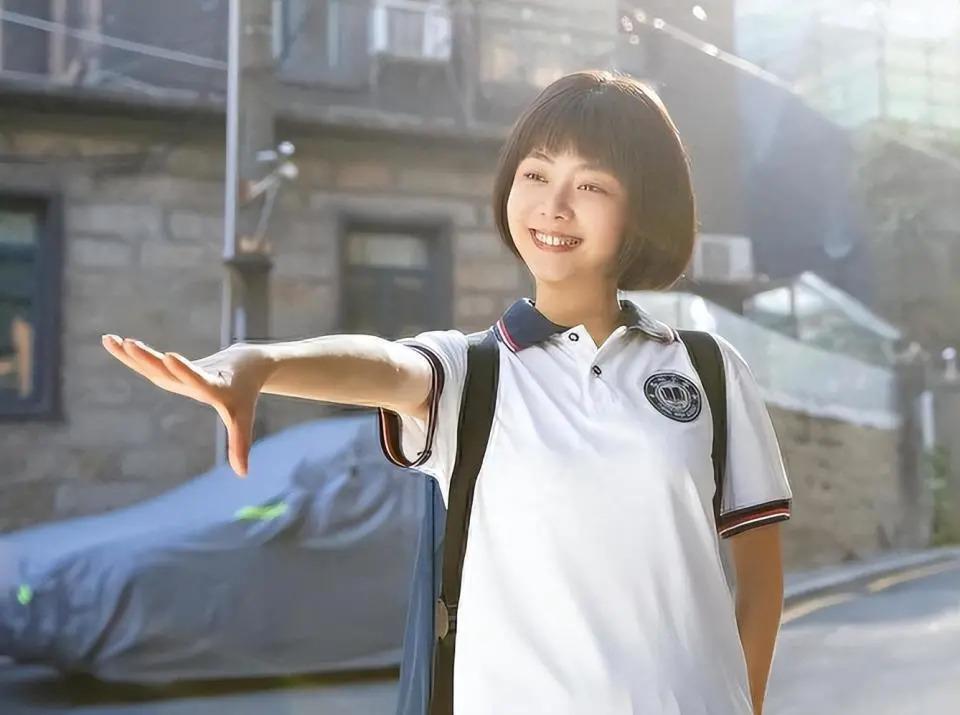 贾静雯大女儿街头辣舞，穿鼻环露出舌钉，网友：太奔放！
