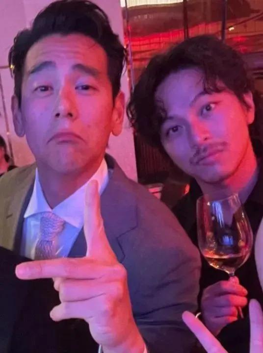 这十几年…她和丈夫一直分居？