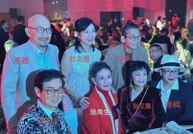 这十几年…她和丈夫一直分居？
