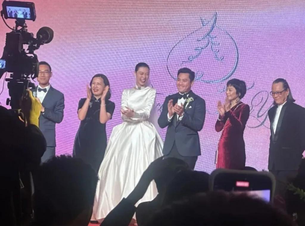 这十几年…她和丈夫一直分居？