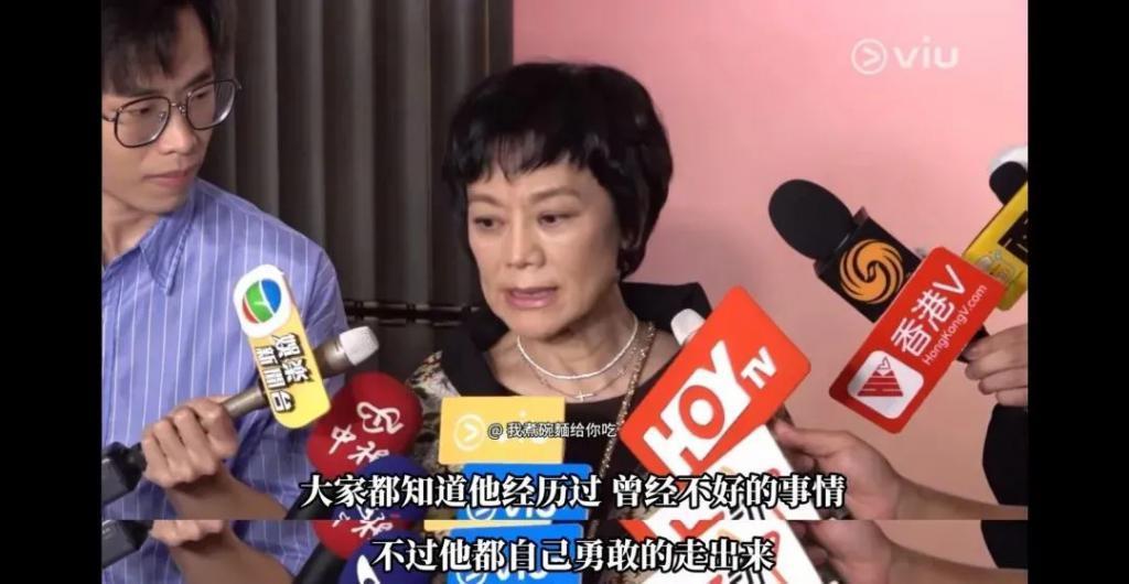 这十几年…她和丈夫一直分居？
