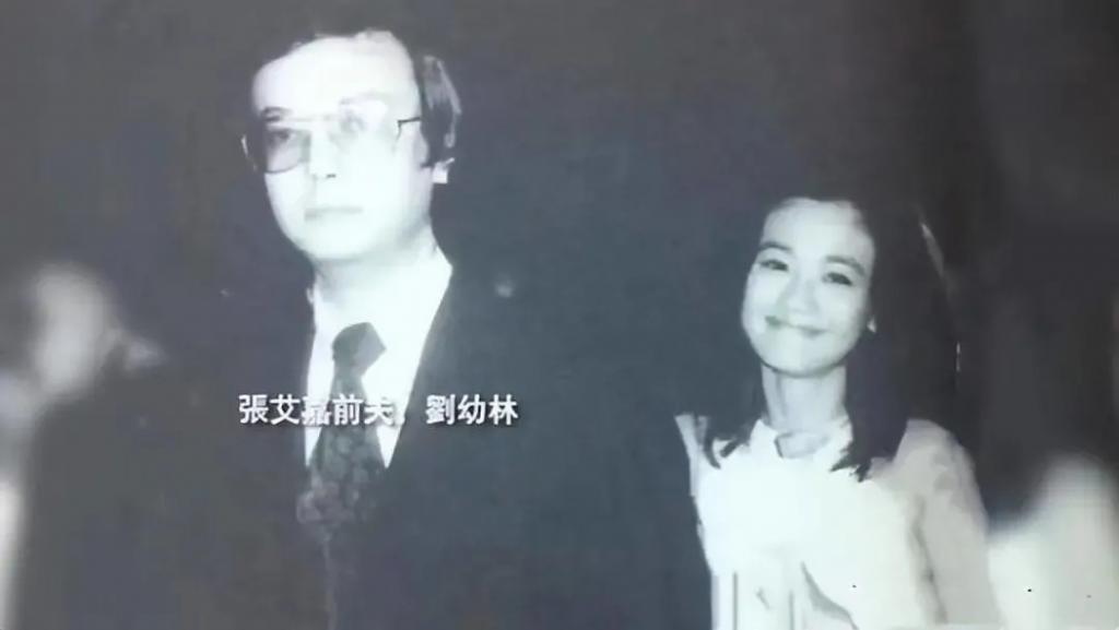 这十几年…她和丈夫一直分居？