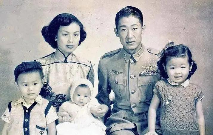 这十几年…她和丈夫一直分居？