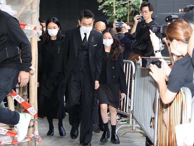 粉丝送别刘德华父亲 数百人排队进殡仪馆送花悼念