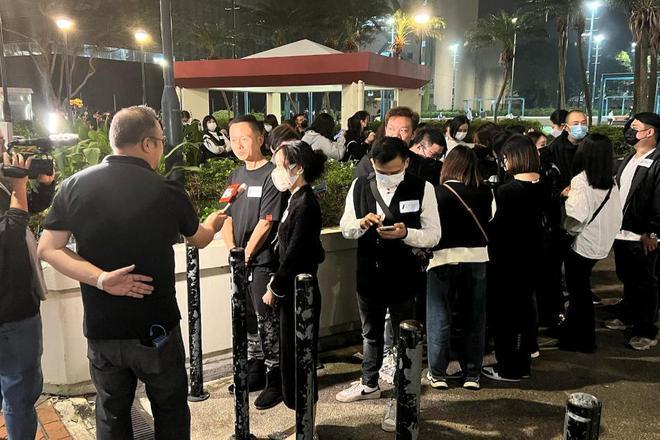 粉丝送别刘德华父亲 数百人排队进殡仪馆送花悼念