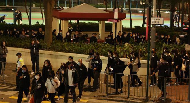 粉丝送别刘德华父亲 数百人排队进殡仪馆送花悼念