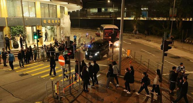 粉丝送别刘德华父亲 数百人排队进殡仪馆送花悼念