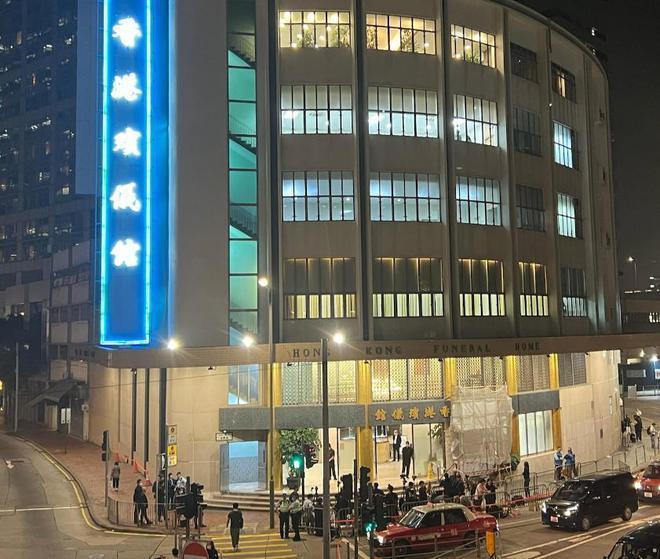 粉丝送别刘德华父亲 数百人排队进殡仪馆送花悼念