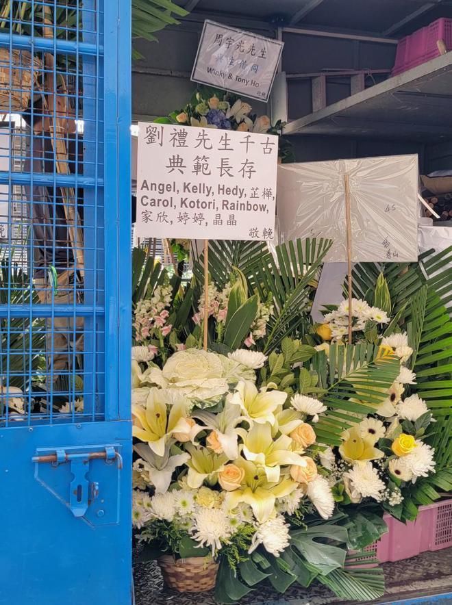 粉丝送别刘德华父亲 数百人排队进殡仪馆送花悼念