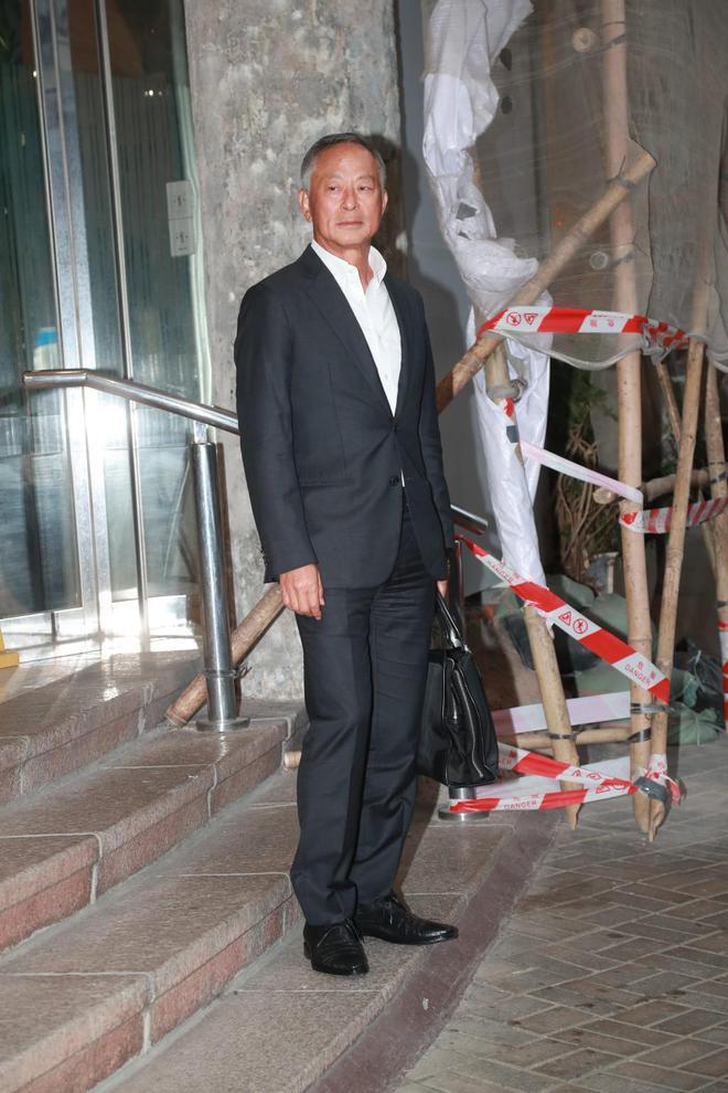 粉丝送别刘德华父亲 数百人排队进殡仪馆送花悼念