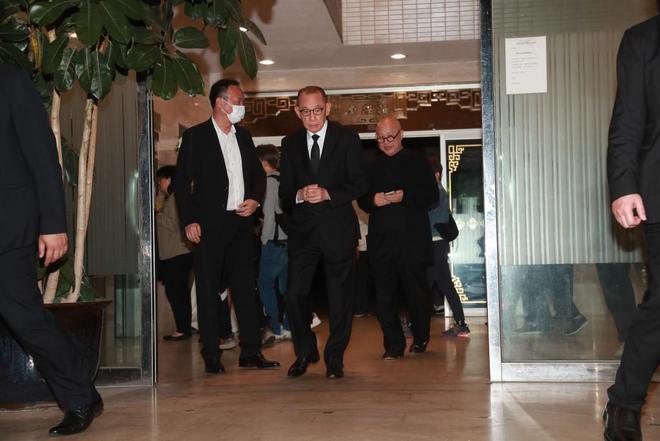 粉丝送别刘德华父亲 数百人排队进殡仪馆送花悼念