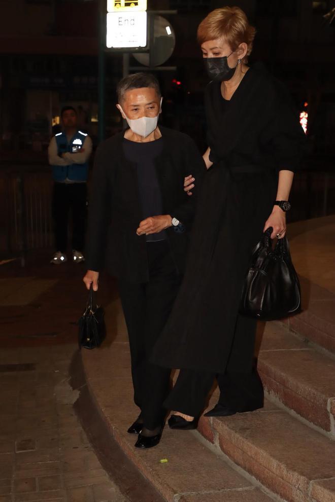 粉丝送别刘德华父亲 数百人排队进殡仪馆送花悼念