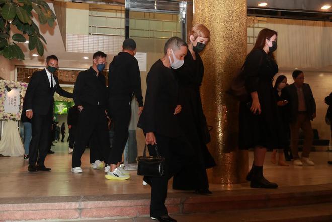 粉丝送别刘德华父亲 数百人排队进殡仪馆送花悼念