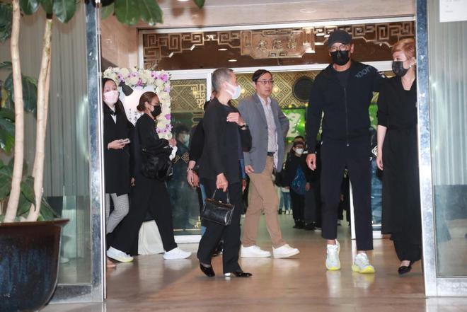 粉丝送别刘德华父亲 数百人排队进殡仪馆送花悼念