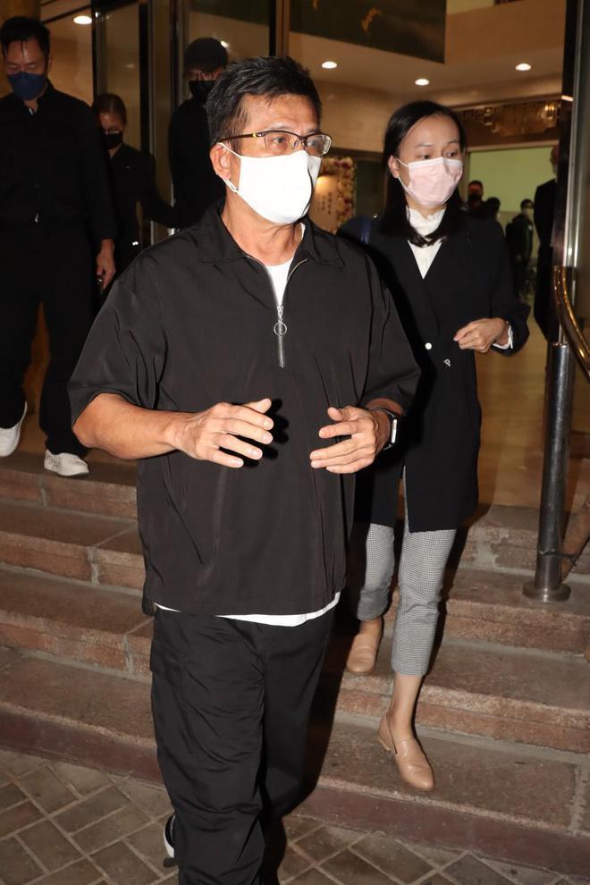 粉丝送别刘德华父亲 数百人排队进殡仪馆送花悼念