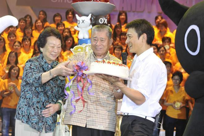 粉丝送别刘德华父亲 数百人排队进殡仪馆送花悼念