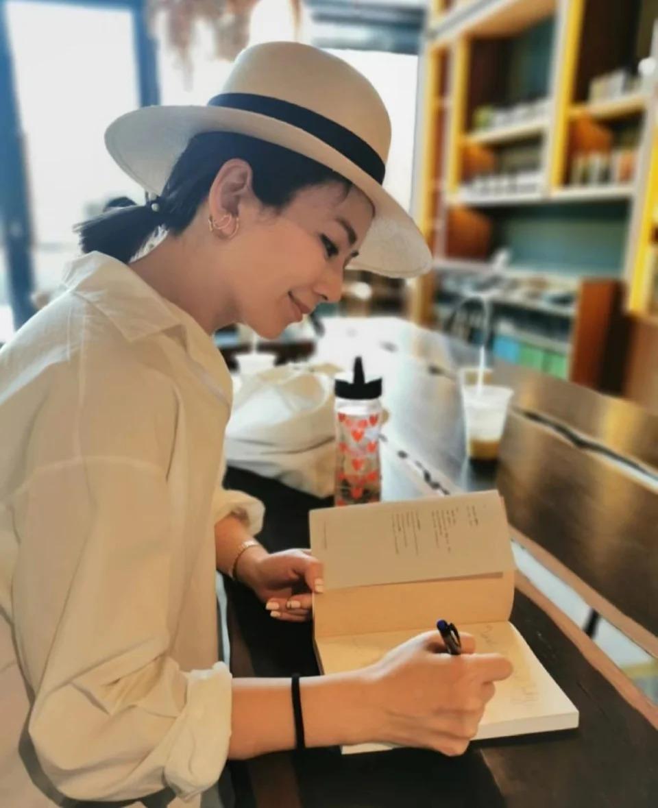 从娱乐圈嫁入豪门，她自称不是贵妇，离婚收获全网祝贺